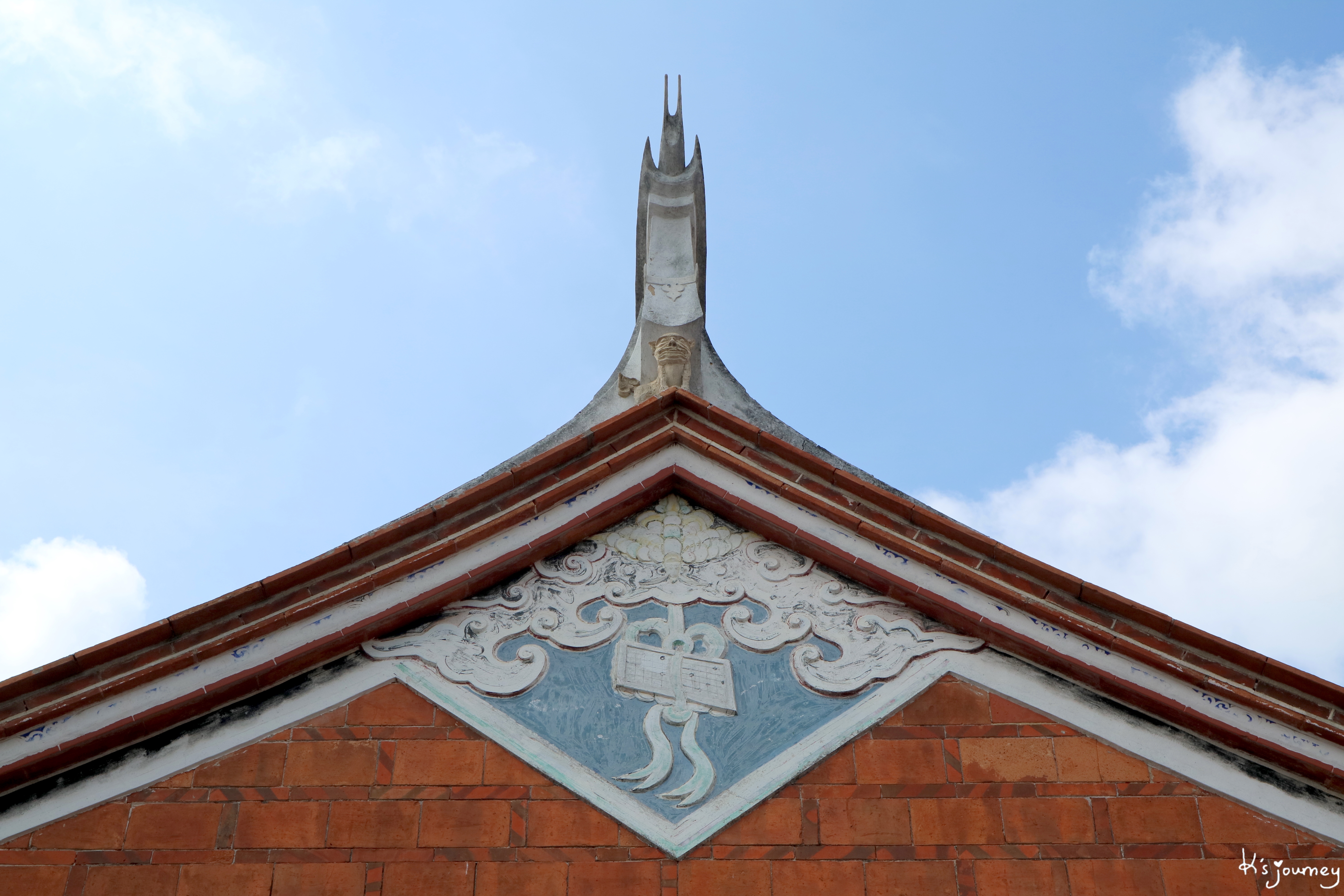 骑摩托车穿梭在保存良好的闽南式传统古厝间,欣赏马背,燕尾,花砖等